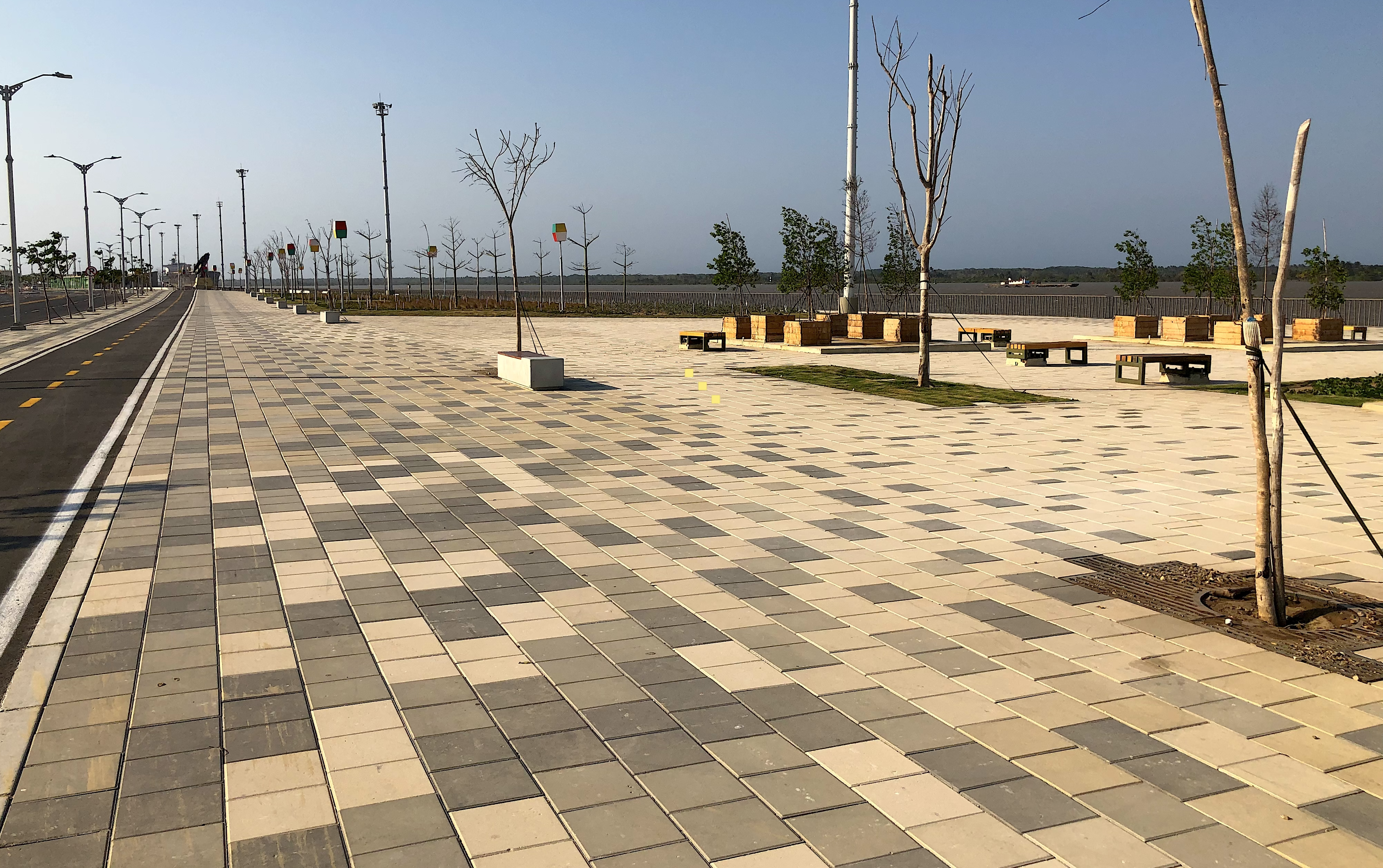 Gran Malecón - Plaza con adoquines