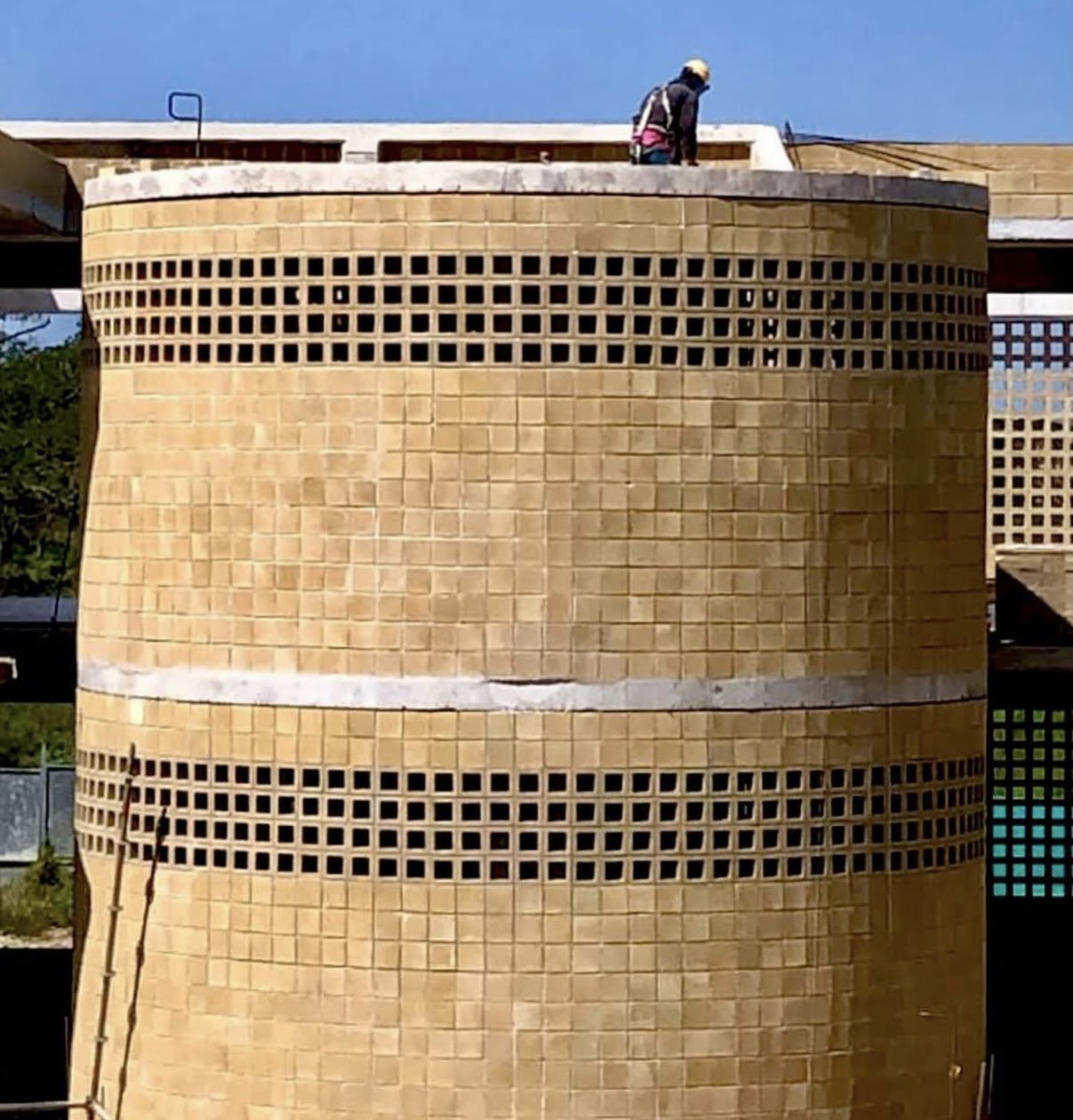 Estructura cilíndrica con bloques decorativos