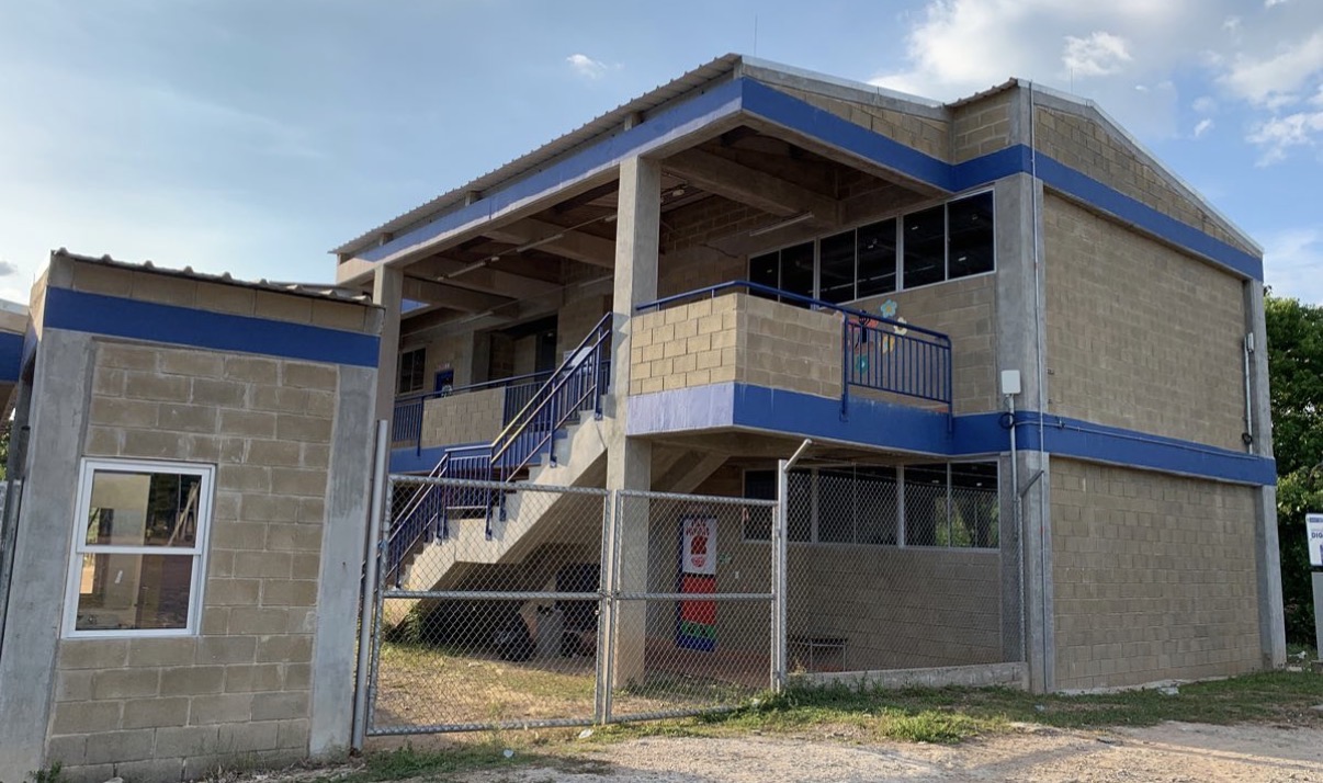 Edificio institucional con bloques